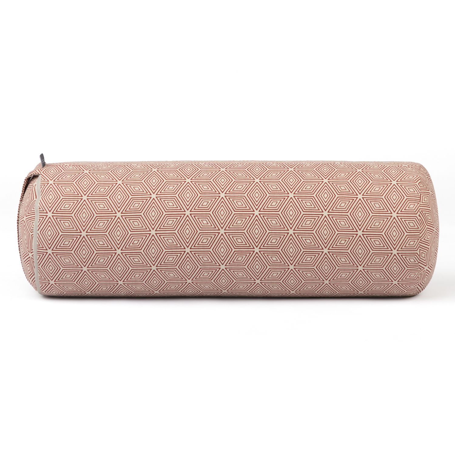 Zylinderförmiges Yoga-Bolster mit geometrischem Muster. Rotes Diamantmuster auf beigem Stoff. Vollansicht.