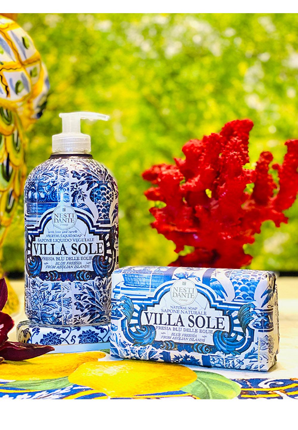 Nesti Dante Villa Sole Fresia blu delle Eolie Flüssigseife und feste Seife. Blau-weiße Verpackung mit maritimen Motiven.