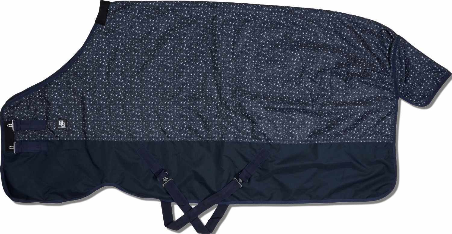 Pferdedecke, dunkelblau mit Muster. Zwei Schnallen vorne, Kreuzgurte. Schwarzer Kragen.