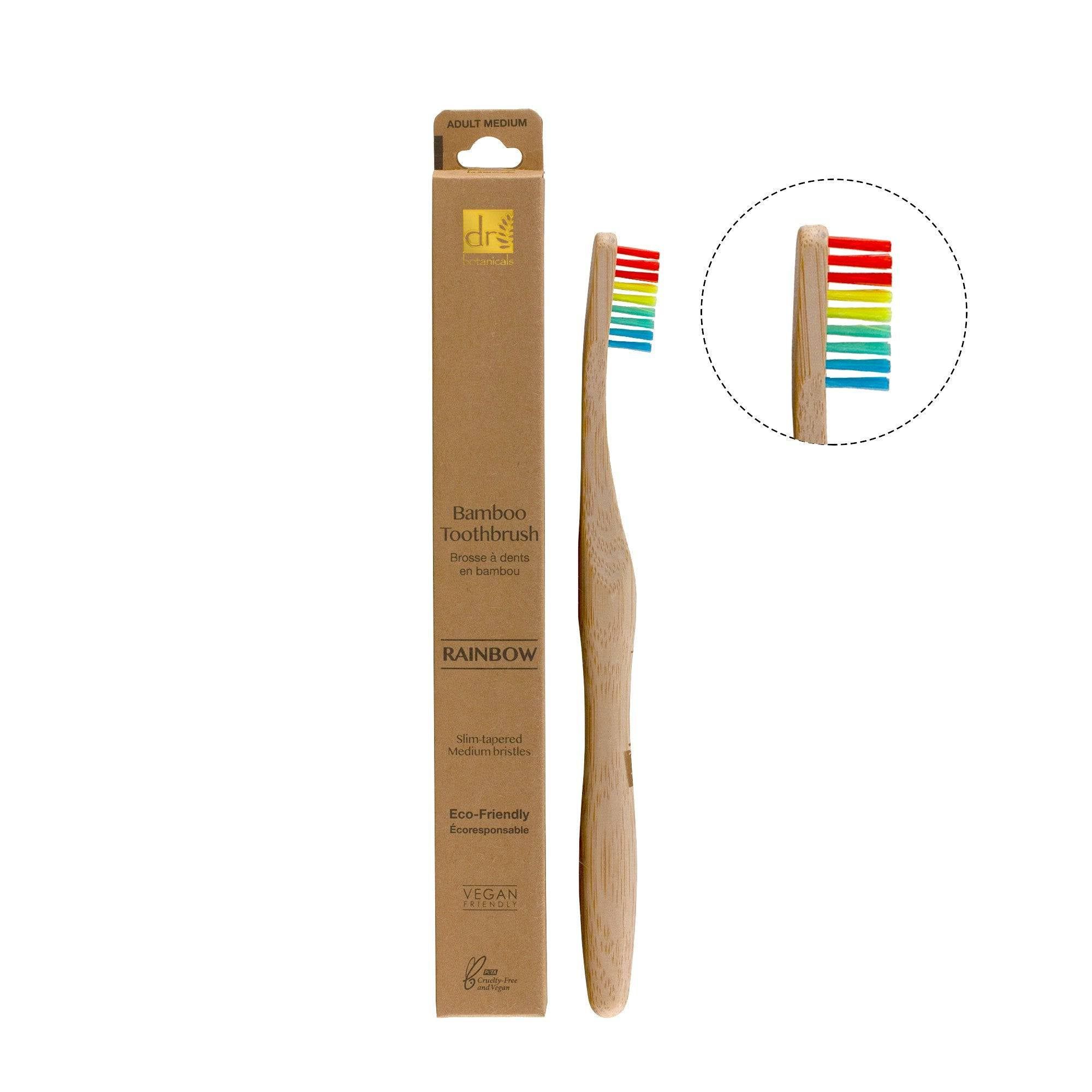 Zahnbürste aus Bambus mit Regenbogenborsten und Verpackung. Aufschrift: "Bamboo Toothbrush Rainbow". Vegan.