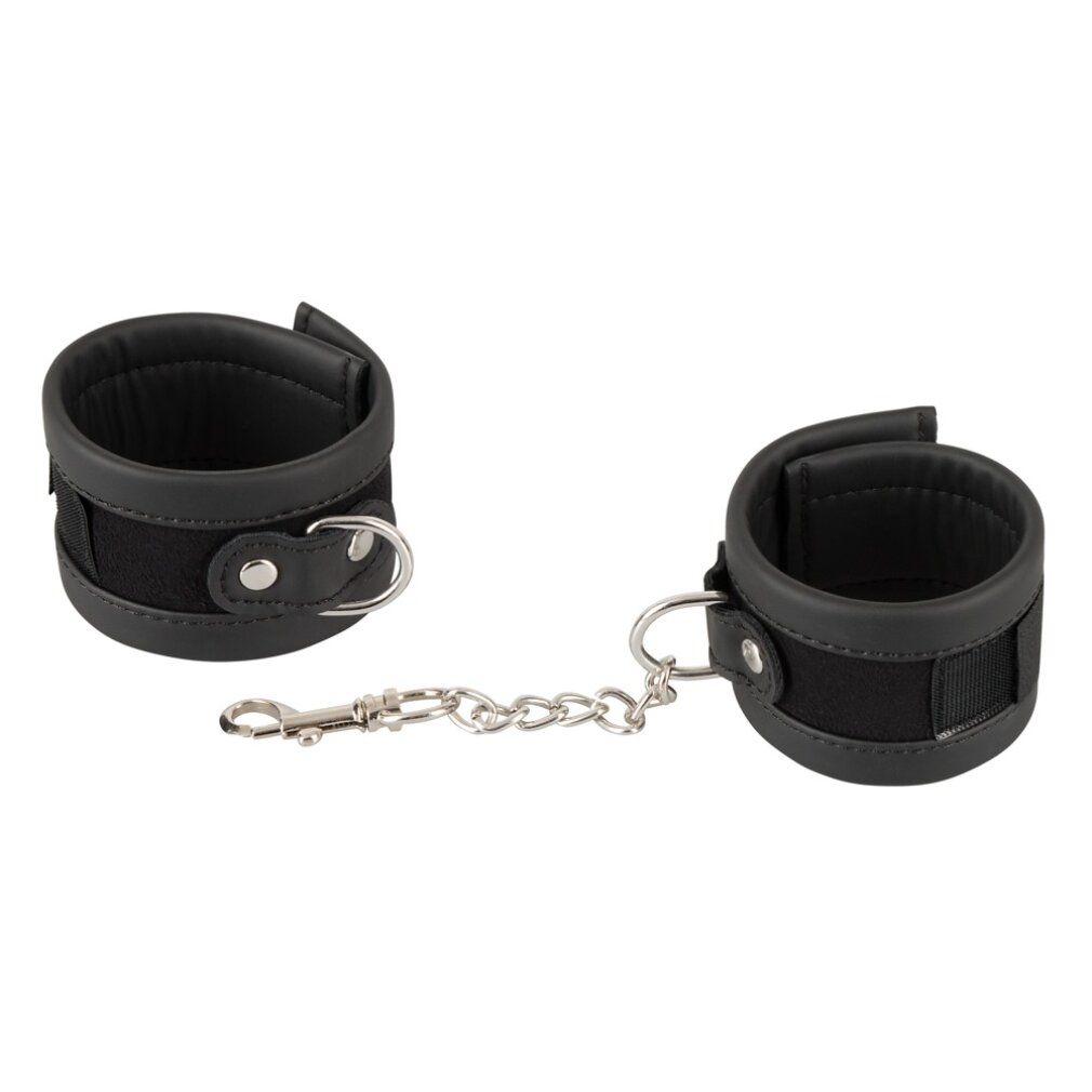 Schwarze Handfesseln mit Kette. Metallringe und Karabinerverschluss. Gepolstertes Material.