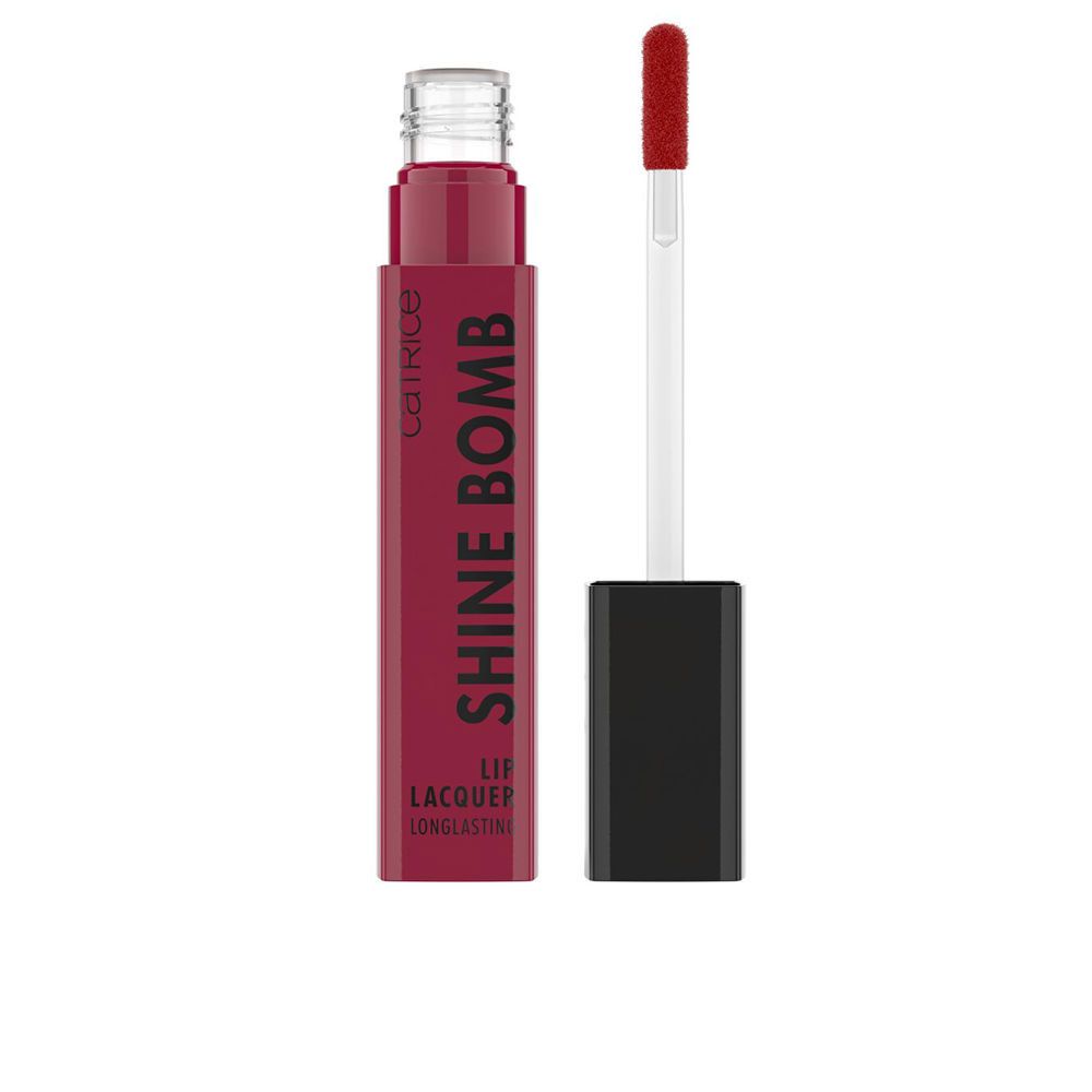 Lippenlack in Flasche. Rot-violetter Farbton. Aufschrift: SHINE BOMB, LIP LACQUER, LONG LASTING. Applikator mit roter Spitze.