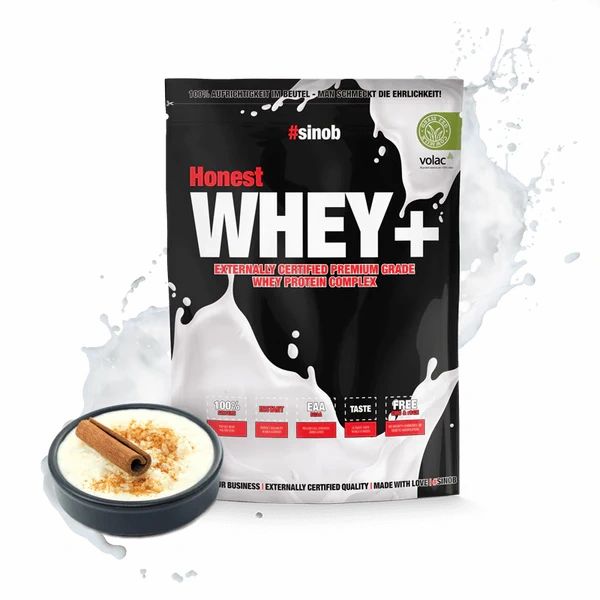 Schwarze Tüte mit "#sinob Honest WHEY+". Enthält Molkenprotein. Mit Milchspritzern und Dessert mit Zimtstange.