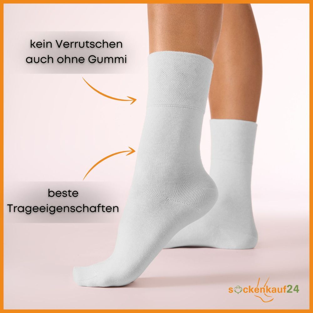 Weiße Socken am Bein. Text: Kein Verrutschen auch ohne Gummi, beste Trageeigenschaften.