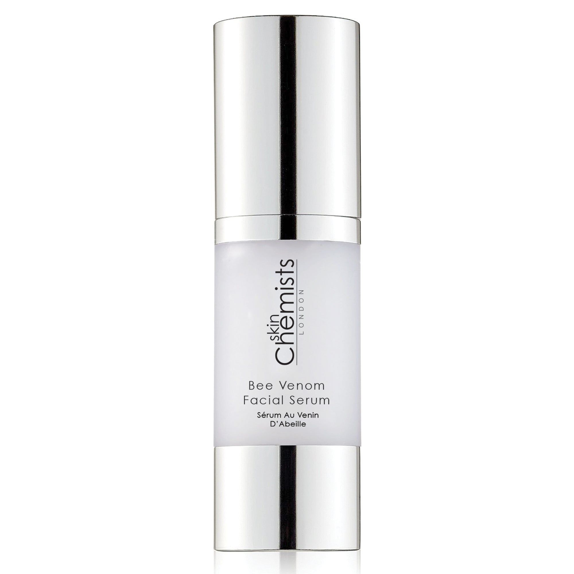 Gesichtsserum mit silberner Pumpe und weißer Flasche. Text: SkinChemists, Bee Venom Facial Serum, Sérum au Venin D'Abeille.