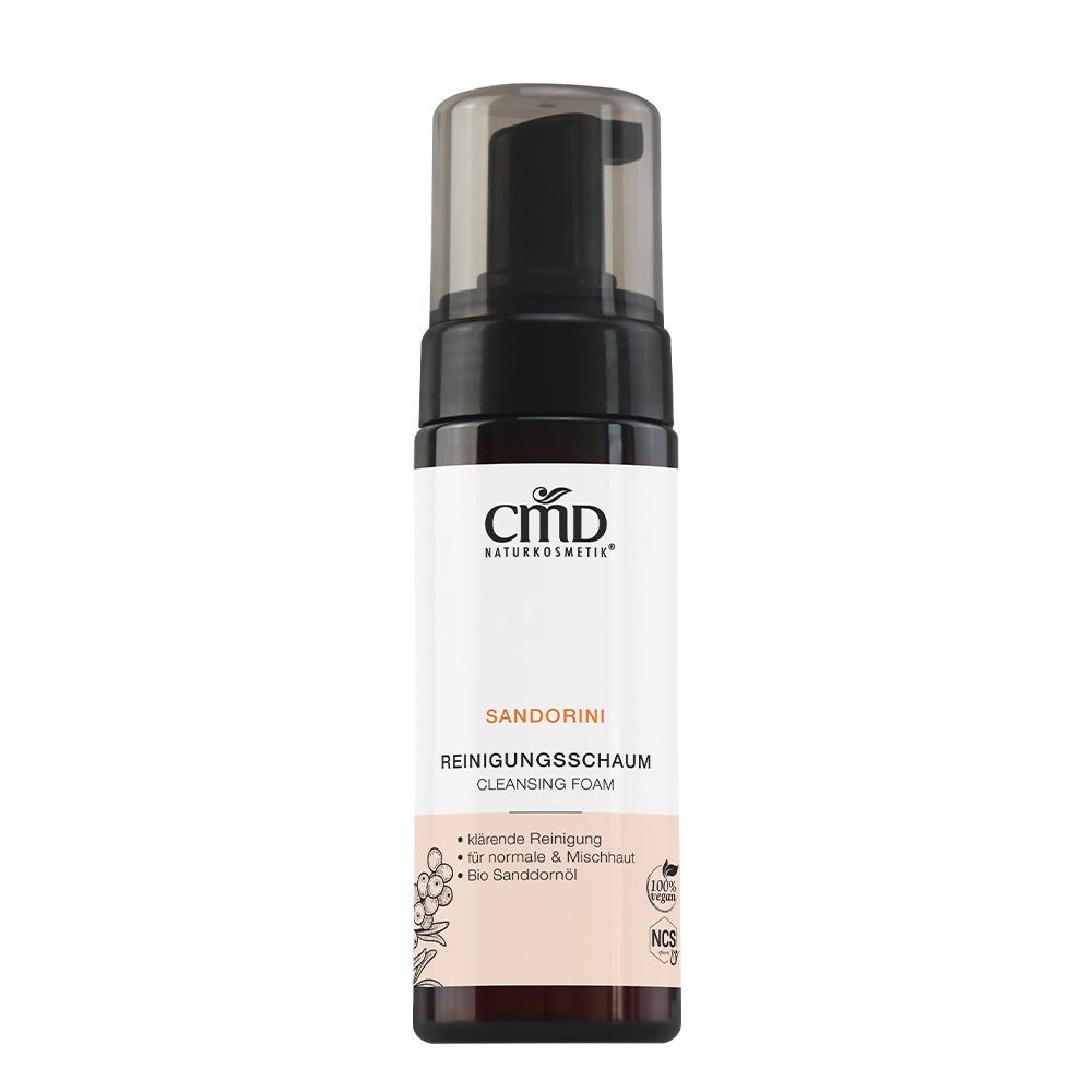Reinigungsschaum-Flasche mit schwarzem Pumpkopf. Aufschrift: CMD Naturkosmetik, Sandorini, Reinigungsschaum, Cleansing Foam. Zertifizierungen.
