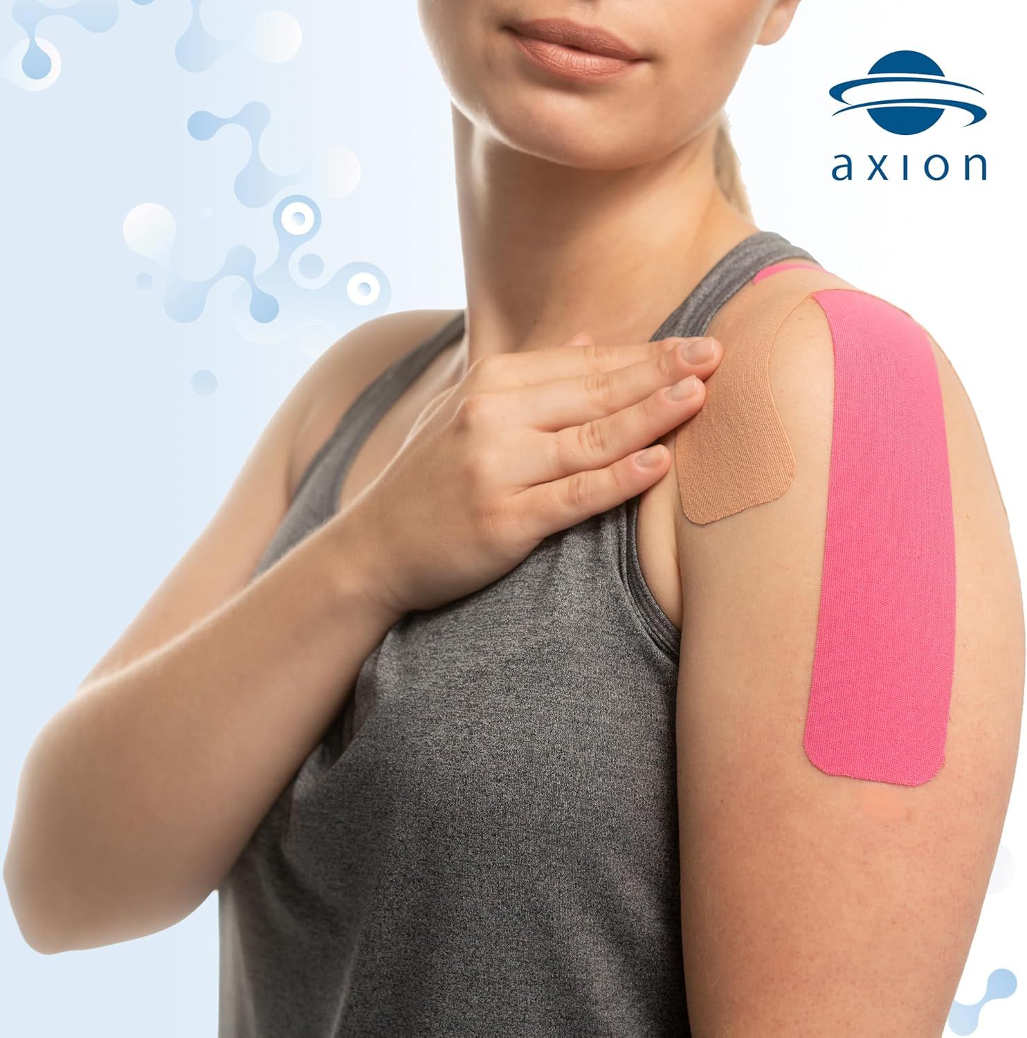 Frau mit Kinesiologie-Tape an der Schulter. Tape in Pink und Beige. axion-Logo.