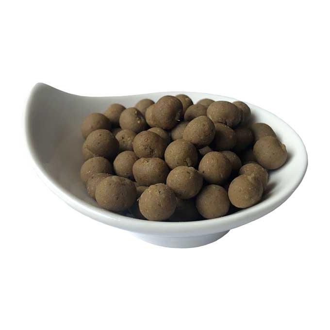 Braune, runde Hundesnacks in einer weißen Schale. Die Snacks sind unregelmäßig geformt und liegen lose in der Schale.