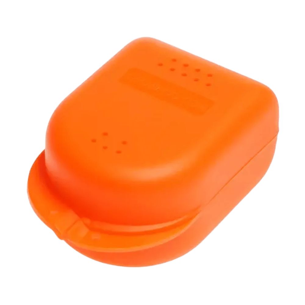 Orange Zahnspangenbox mit Lüftungsschlitzen und Schnappverschluss.
