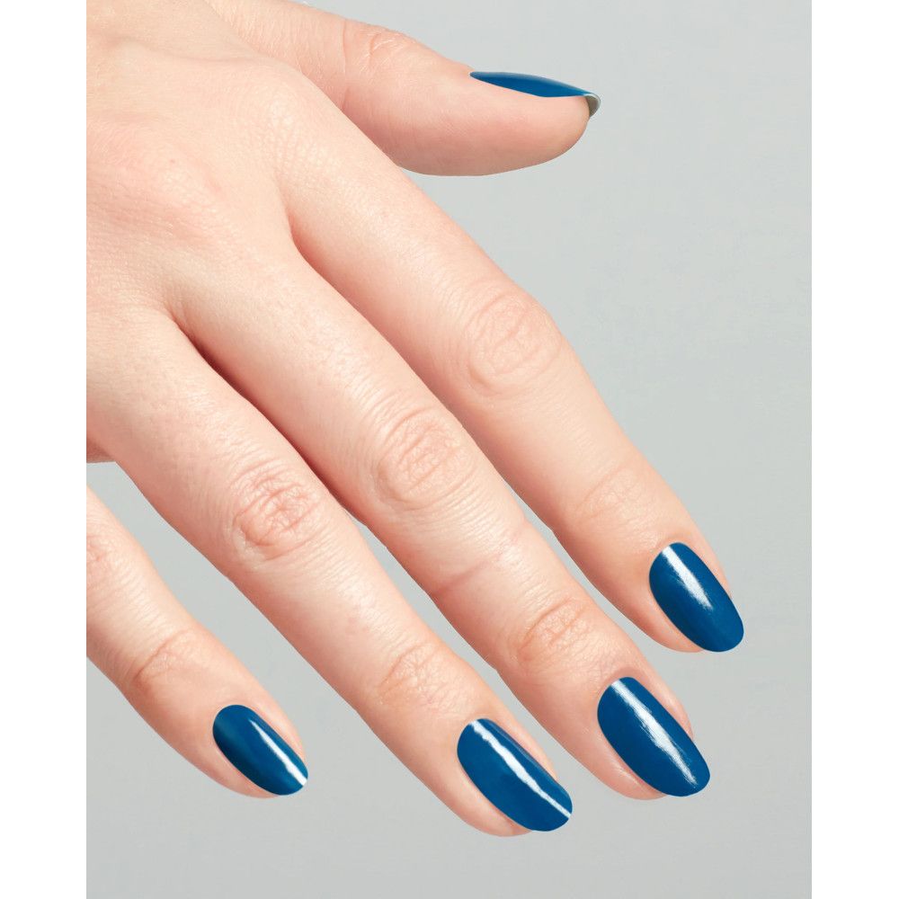 Hand mit lackierten Nägeln. Blauer Nagellack, oval geformt.
