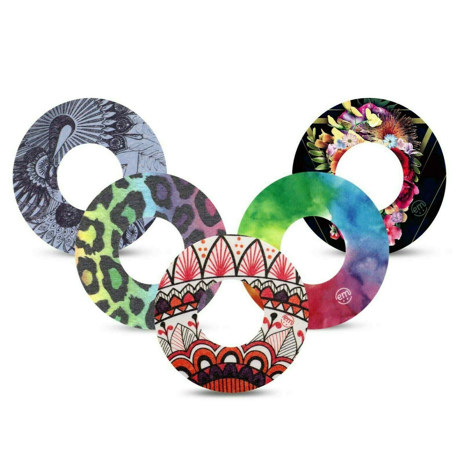 Fünf runde Aufkleber mit Loch in der Mitte. Verschiedene Muster: Leopard, Blumen, Mandala, Pfau, Aquarell. Logo 'em' sichtbar.