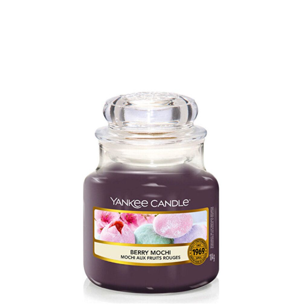 Yankee Candle Mochi Small Jar. Violettes Glas mit Deckel. Etikett mit Produktname und Abbildung von Mochi-Desserts.