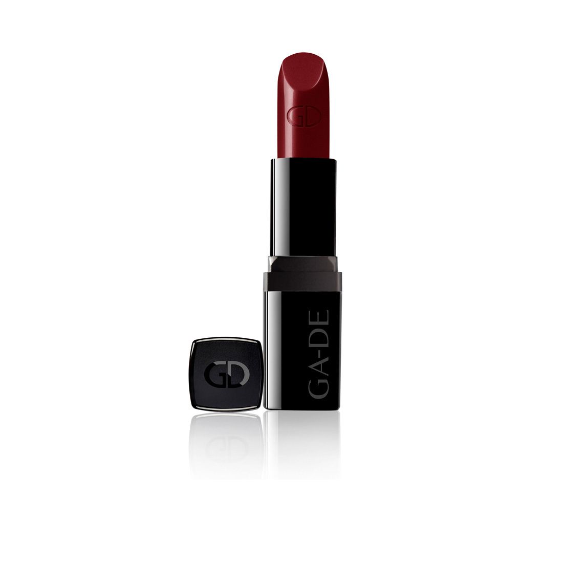 Lippenstift mit schwarzem Gehäuse und roter Lippenstiftspitze. Der Deckel liegt daneben. Auf dem Gehäuse steht "GA-DE".