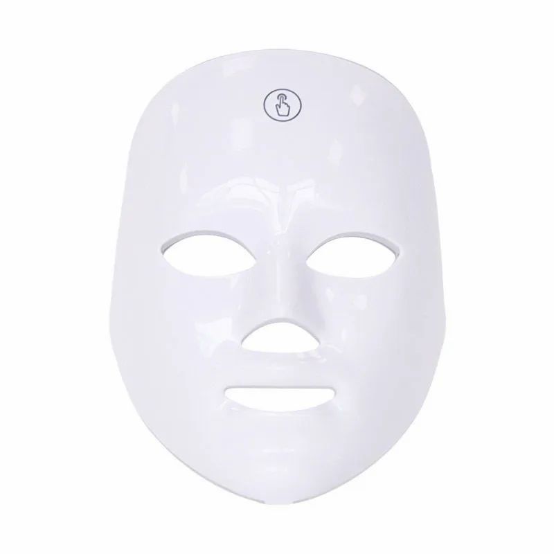 Weiße Gesichtsmaske mit Aussparungen für Augen, Nase und Mund. Oben ist ein kleines Symbol abgebildet.