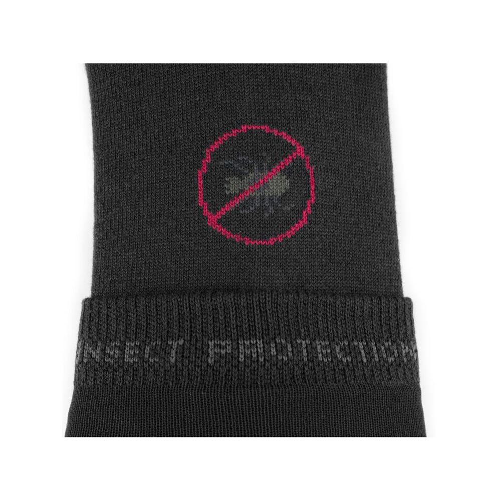 Detailaufnahme einer dunklen Socke mit rotem Zecken-Symbol. Unterhalb steht INSECT PROTECTION. Schwarzer Abschluss.