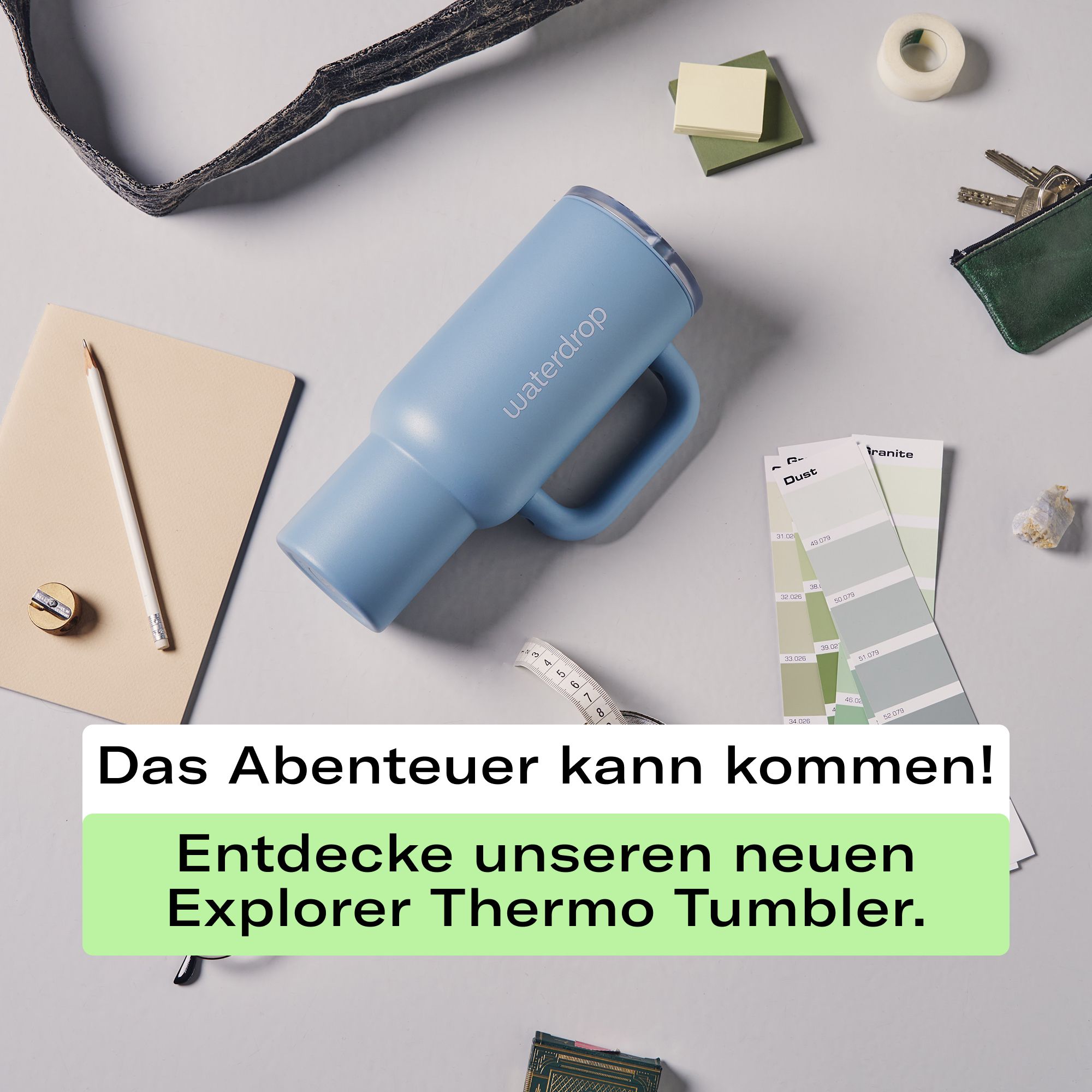 Slate Blue Explorer Thermobecher XL auf einem Tisch mit Büromaterial.