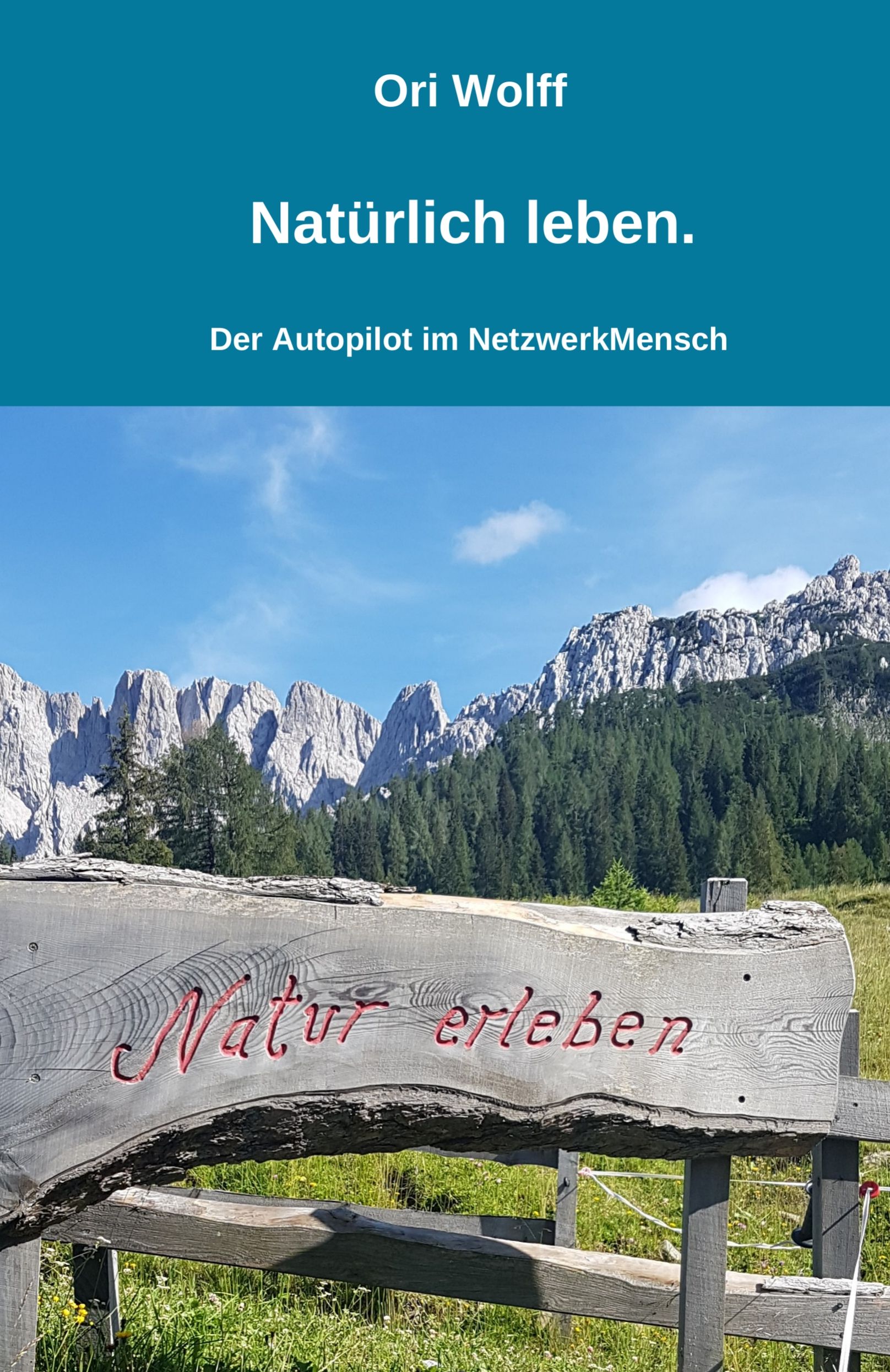 Buchcover mit Titel "Natürlich leben". Autor: Ori Wolff. Hintergrund: Berge, Himmel und ein Holzschild mit "Natur erleben".