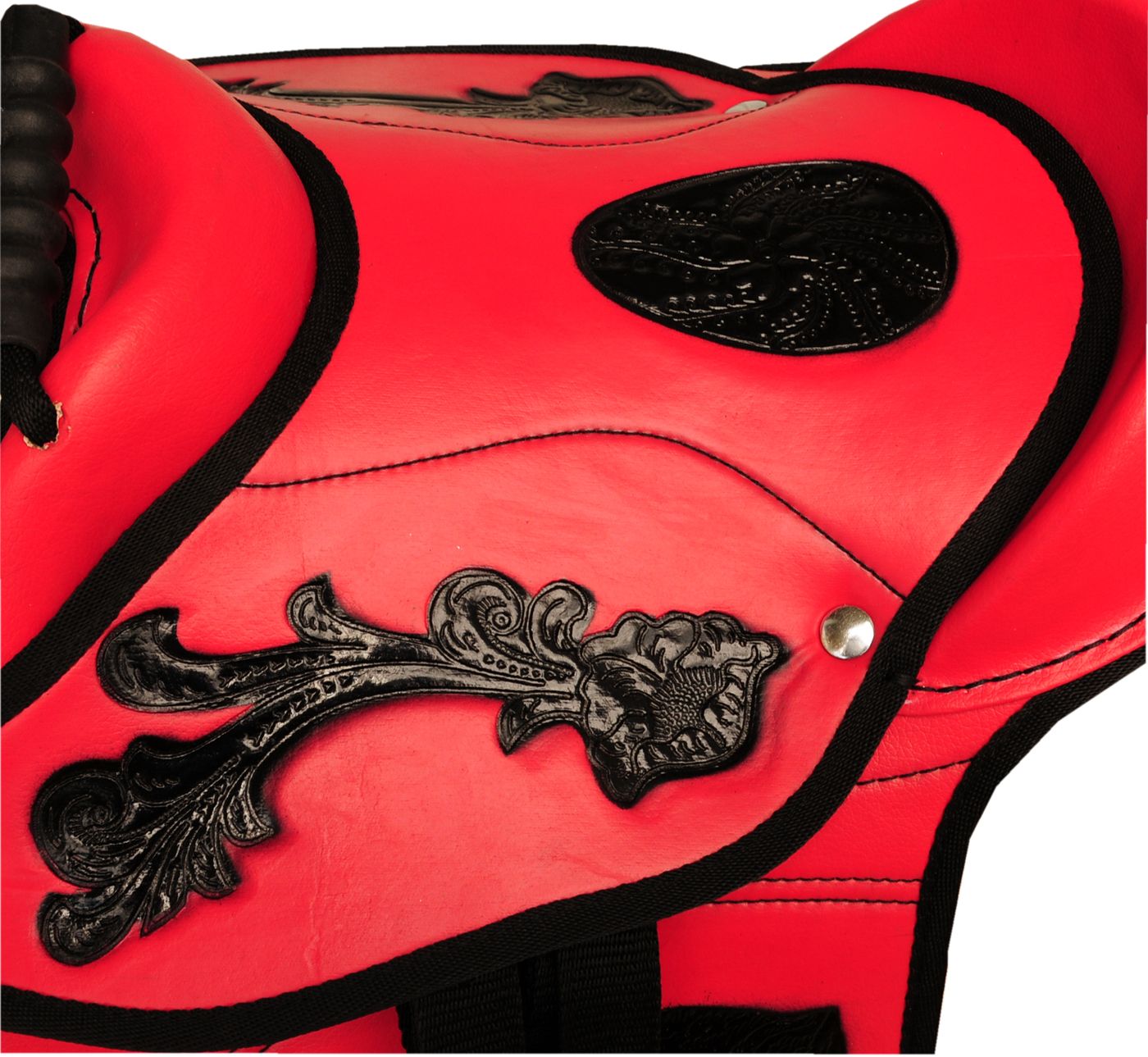 Rotes Reitkissen mit schwarzen Zierdetails. Schwarze Zierleisten und Verzierungen. Detailansicht.