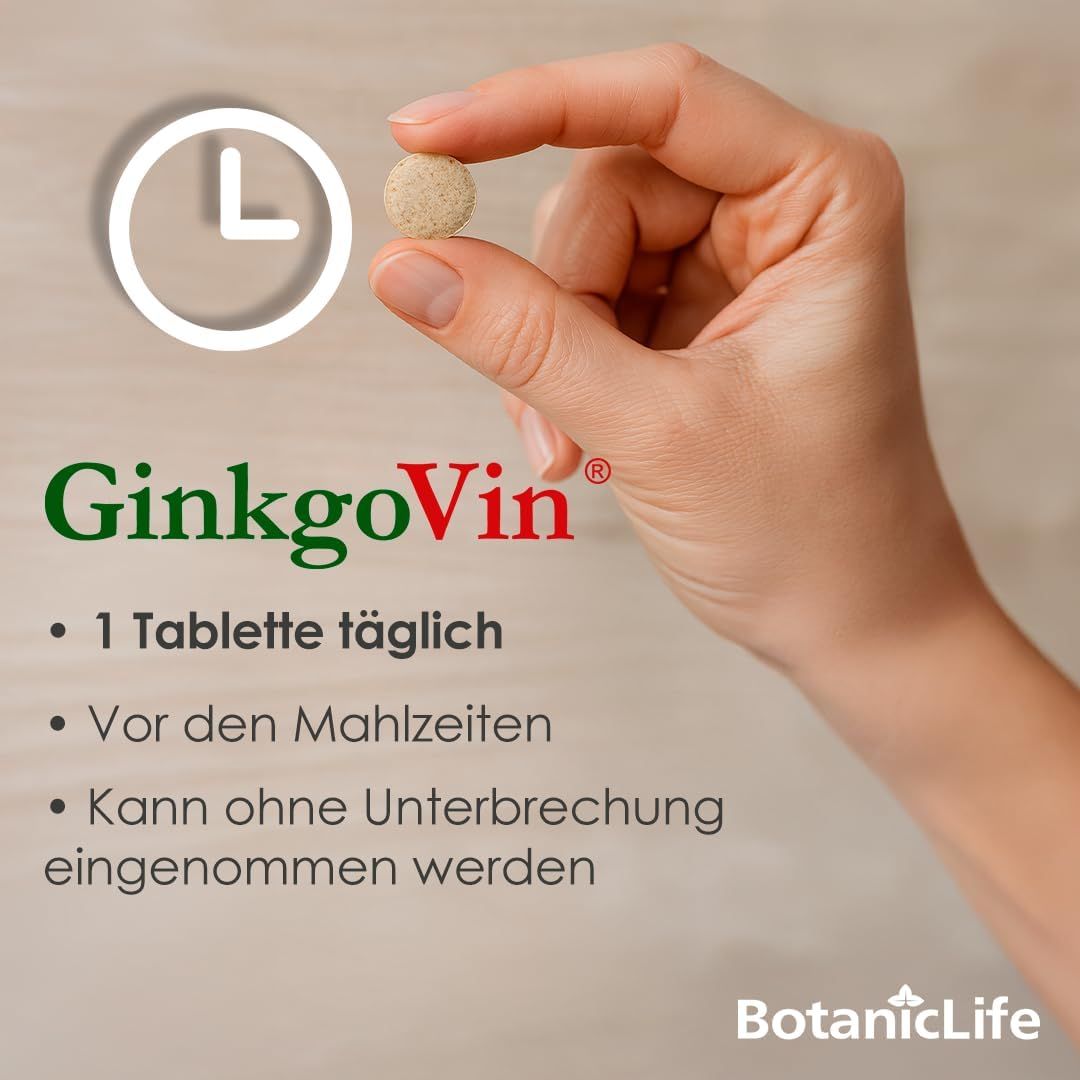 Hand hält Tablette. GinkgoVin-Logo und Text: 1 Tablette täglich. Vor den Mahlzeiten. Kann ohne Unterbrechung eingenommen werden. Uhr im Hintergrund.