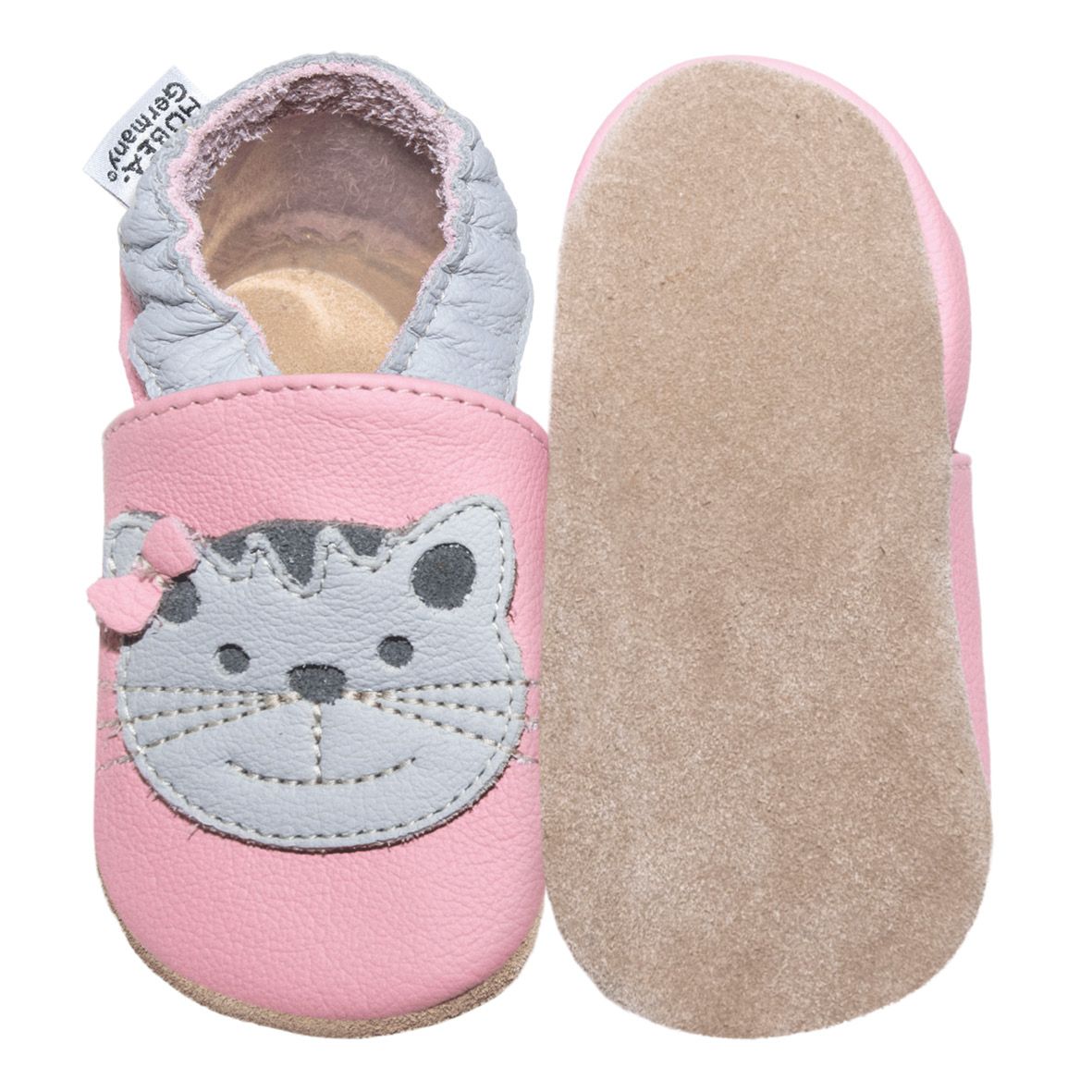 Rosa Babyschuh mit Katzenmotiv und Sohle. Graue Katze auf der Vorderseite, Schleife. HOBEA-Germany Logo. Eine Sohle ist sichtbar.