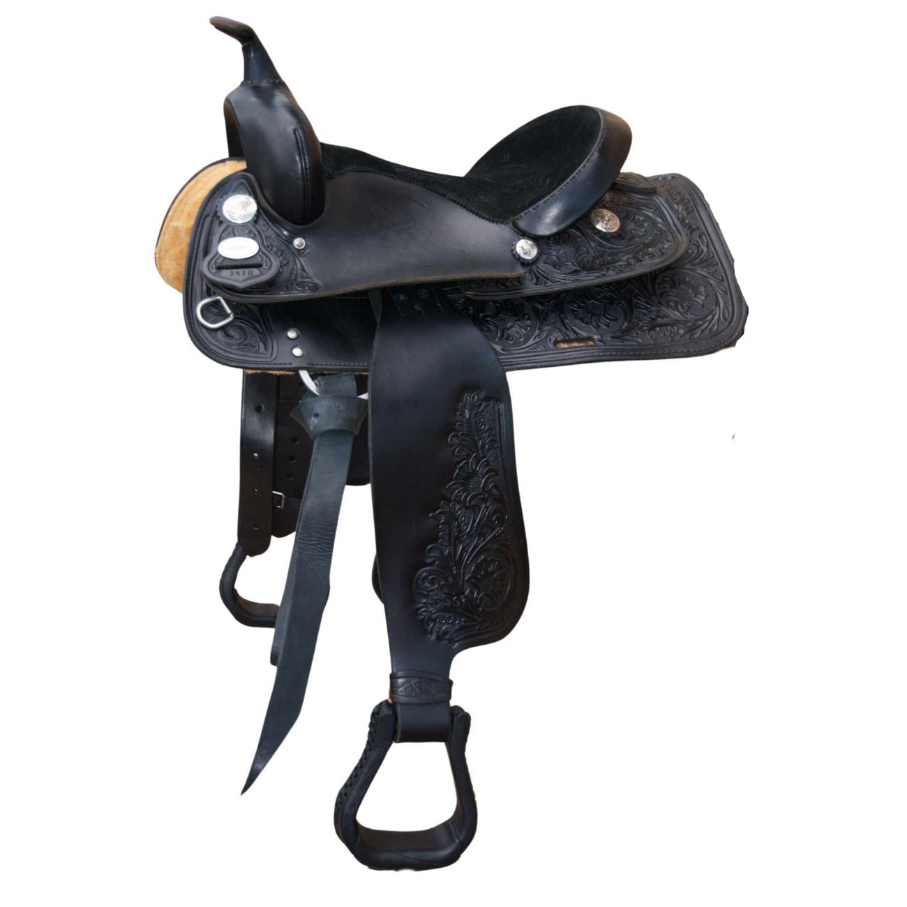 Schwarzer Westernsattel mit floralen Verzierungen. Steigbügel, Sattelgurt und Sattelbaum sind sichtbar.