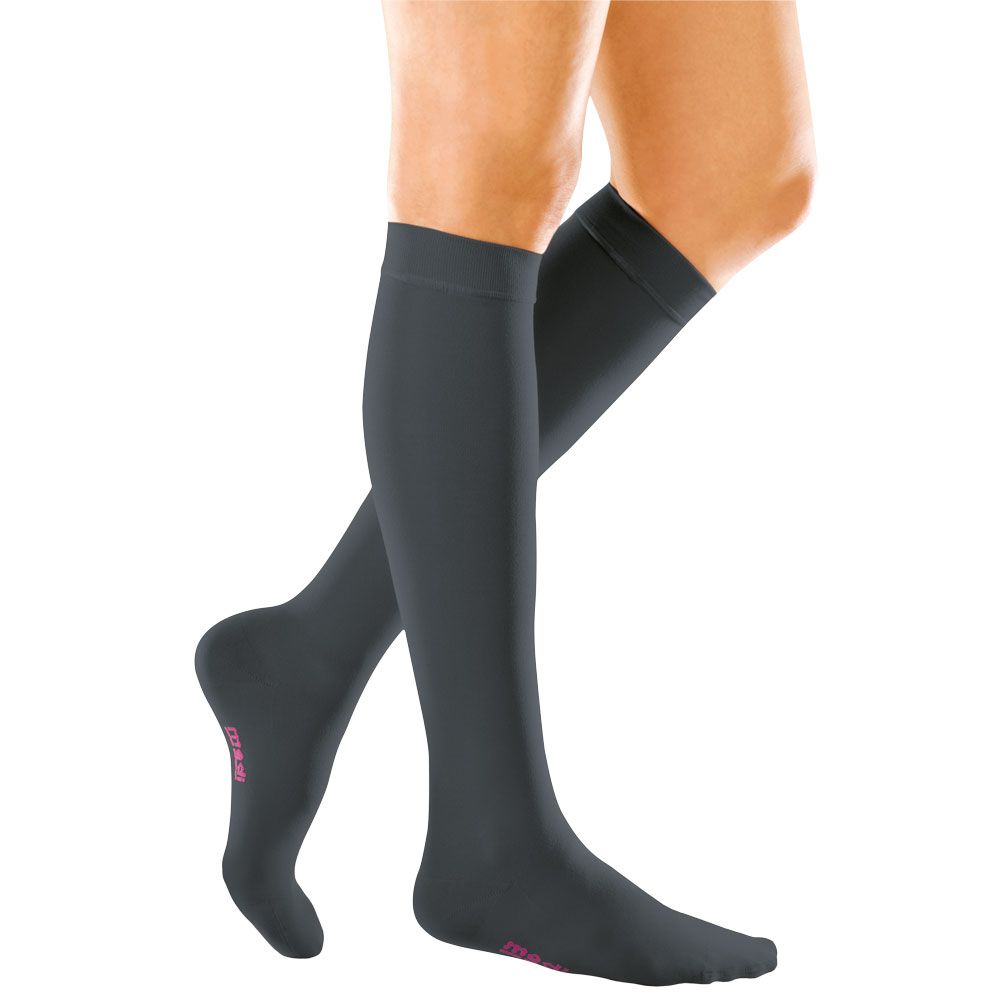 Kniestrümpfe, dunkelgrau. Zehenbereich mit pinkfarbenem Logo. Beinbekleidung aus medizinischem Material.
