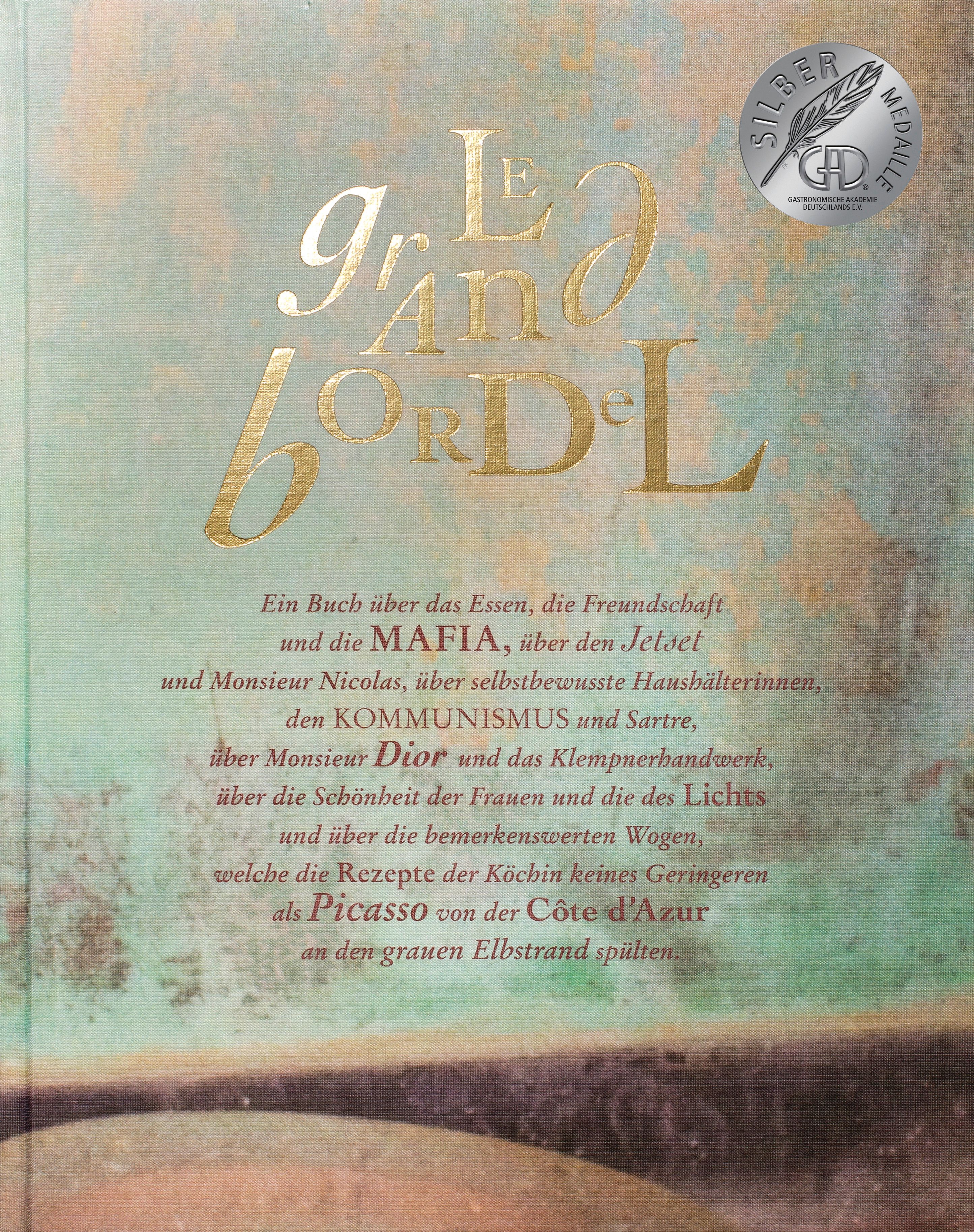 Buchcover mit goldfarbenem Titel "Le Grand Bordel" und Text. Silbermedaille oben rechts. Hintergrund in Grün- und Brauntönen.
