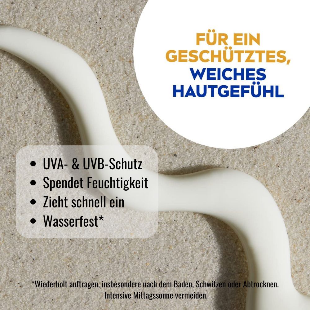 Weißer Streifen Sonnencreme auf sandigem Untergrund. Text: UVA- & UVB-Schutz, spendet Feuchtigkeit, zieht schnell ein, wasserfest.