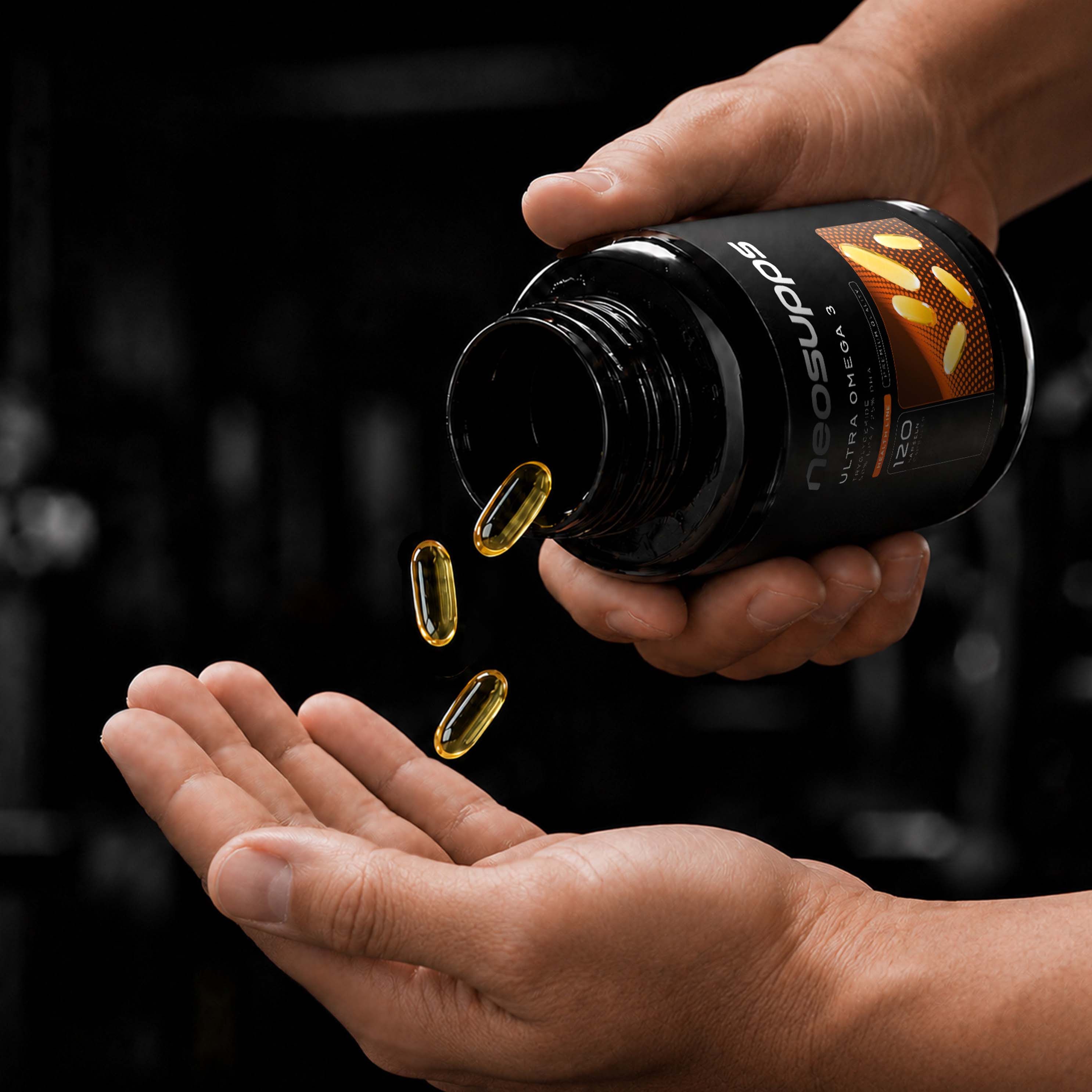 Hände halten eine Flasche neosupps Ultra Omega 3. Kapseln werden in die Handfläche gegossen. Schwarze Flasche, 120 Kapseln.