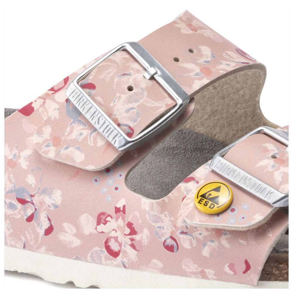 Detailansicht Birkenstock Arizona Sandale. Rosa mit floralem Muster. Schnalle mit ESD-Kennzeichnung.