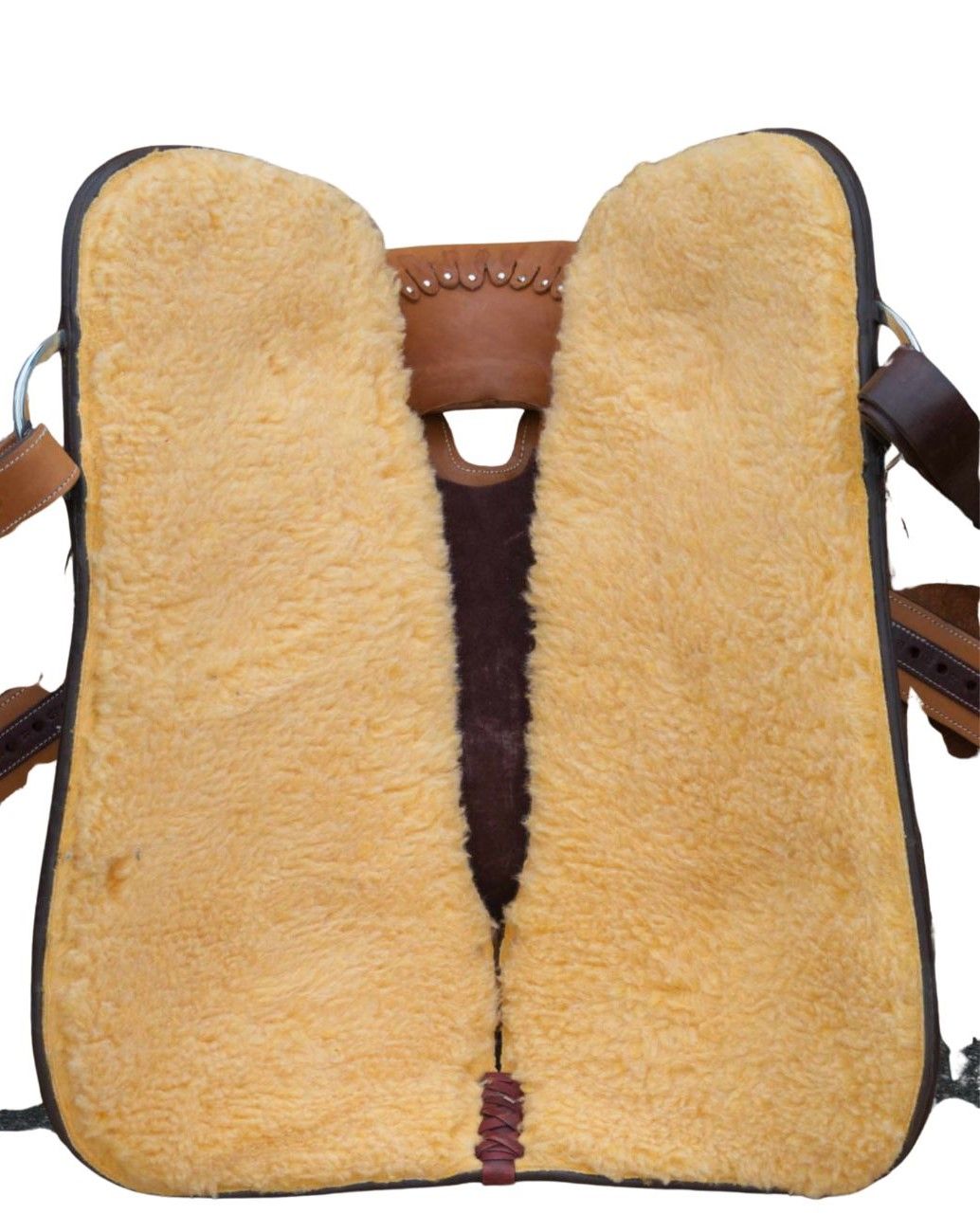 Unterseite eines Westernsattels. Gepolsterte Auflagefläche, braunes Leder, Befestigungsriemen, gelbes Fell.