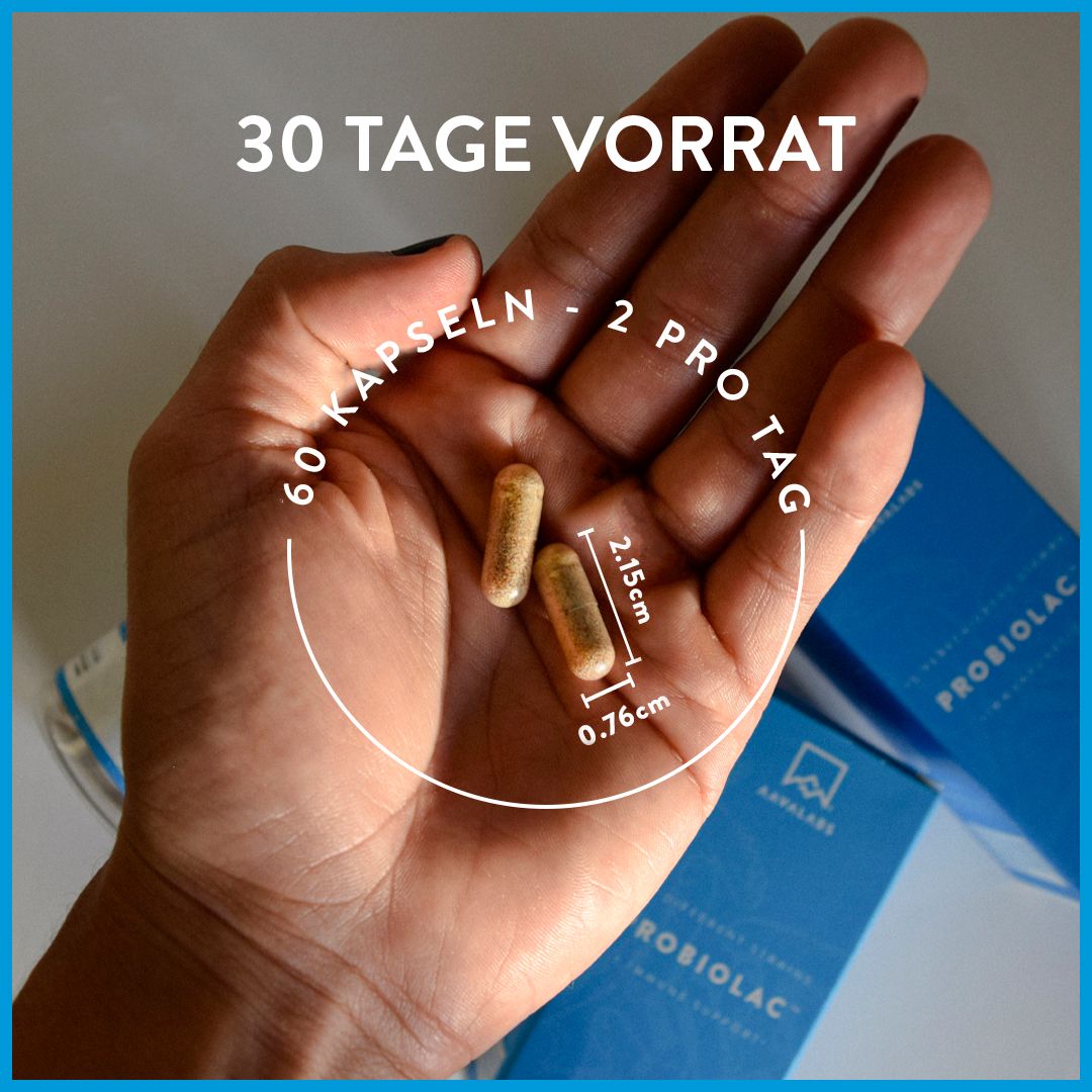 Hand mit Kapseln. 60 Kapseln - 2 pro Tag. 2,15cm x 0,76cm. 30 Tage Vorrat.