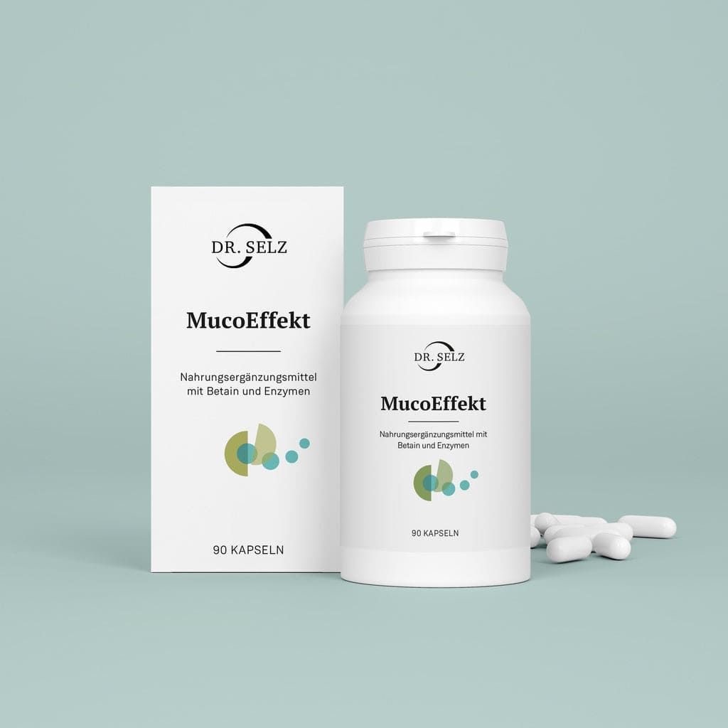 Weiße Flasche und Schachtel "DR. SELZ MucoEffekt". Nahrungsergänzungsmittel mit Betain und Enzymen. 90 Kapseln. Einige Kapseln daneben.