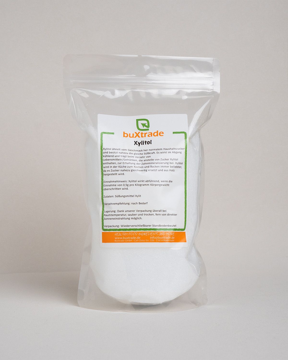 Transparente Verpackung mit Xylit. Etikett mit Produktinformationen und Logo 'buXtrade Xylitol'.