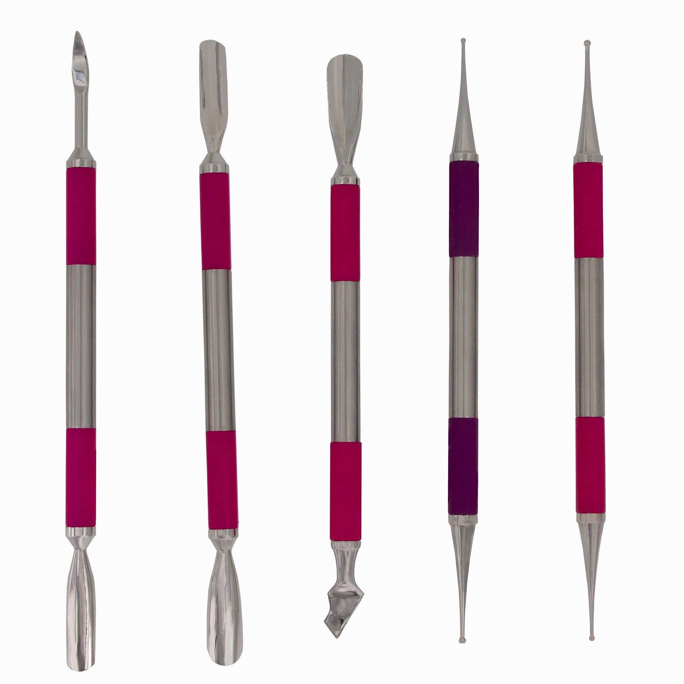 Fünf Maniküre-Werkzeuge aus Metall mit pinkfarbenen Griffen. Verschiedene Spitzenformen.