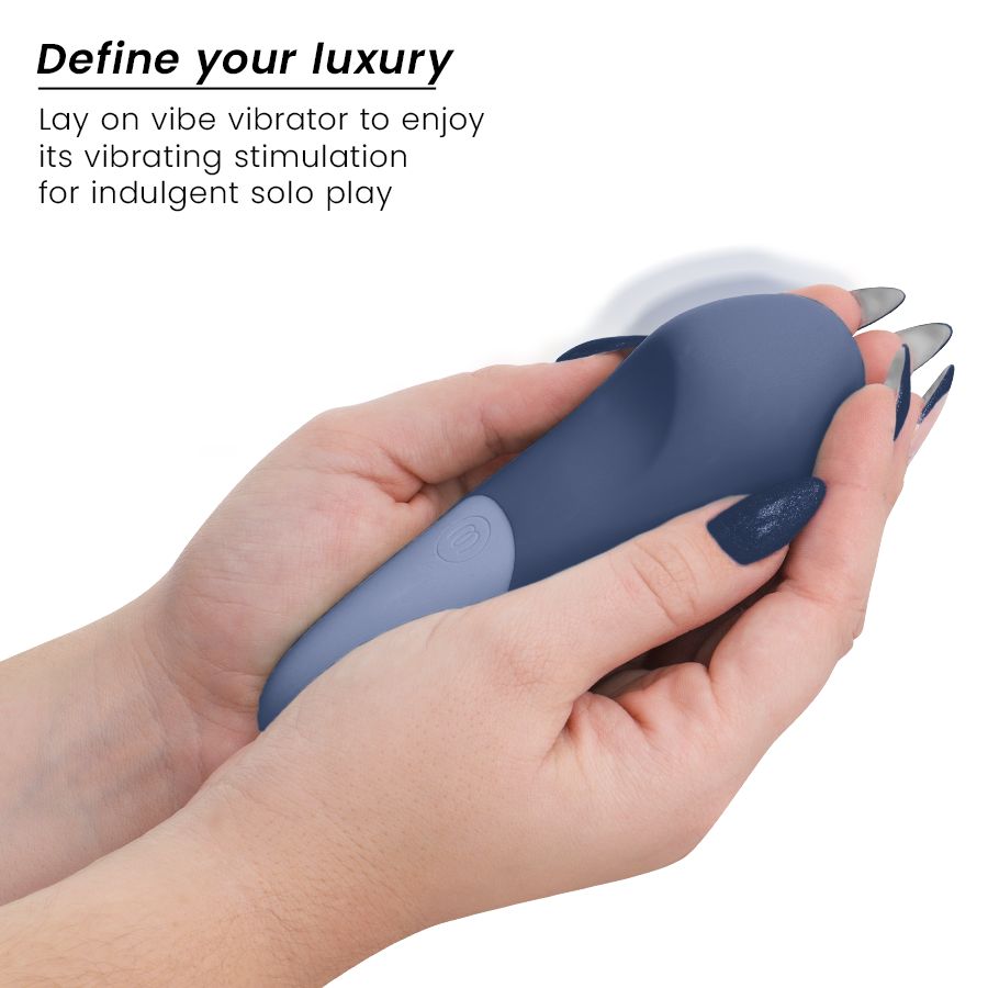 Hände halten ein dunkelblaues Vibrationsgerät mit hellblauem Akzent. Text: Define your luxury.