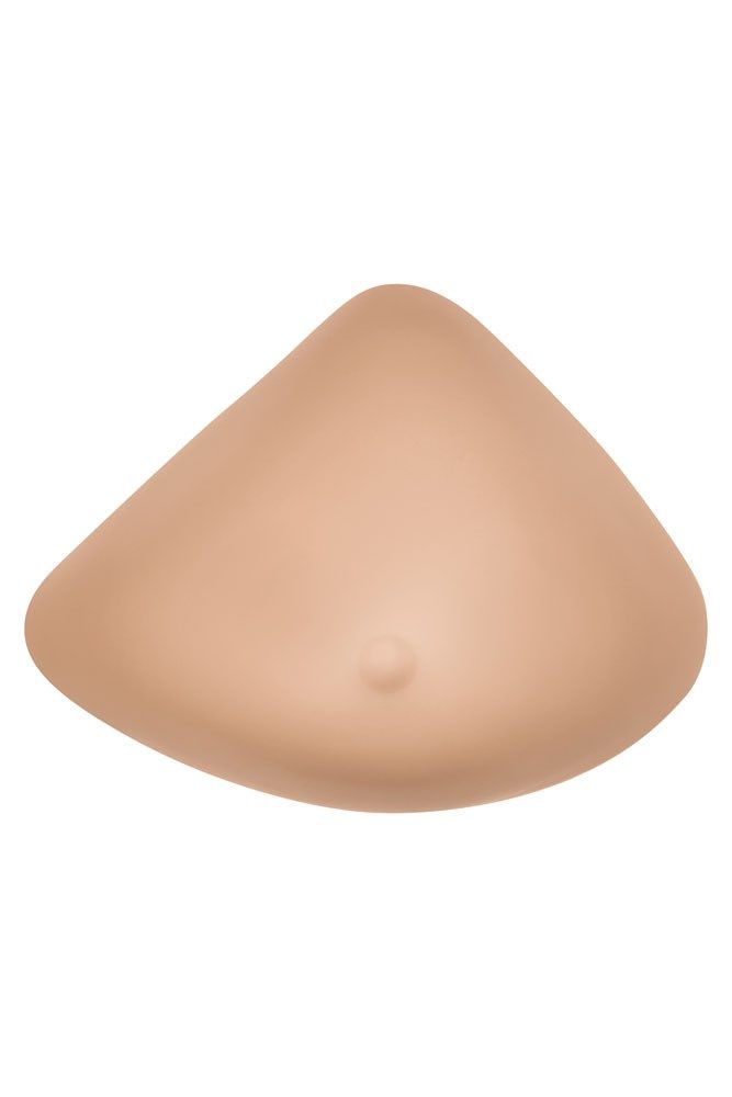Brustprothese in Elfenbein. Dreieckige Form mit einer kleinen Erhebung. Hautfarbenes Material.