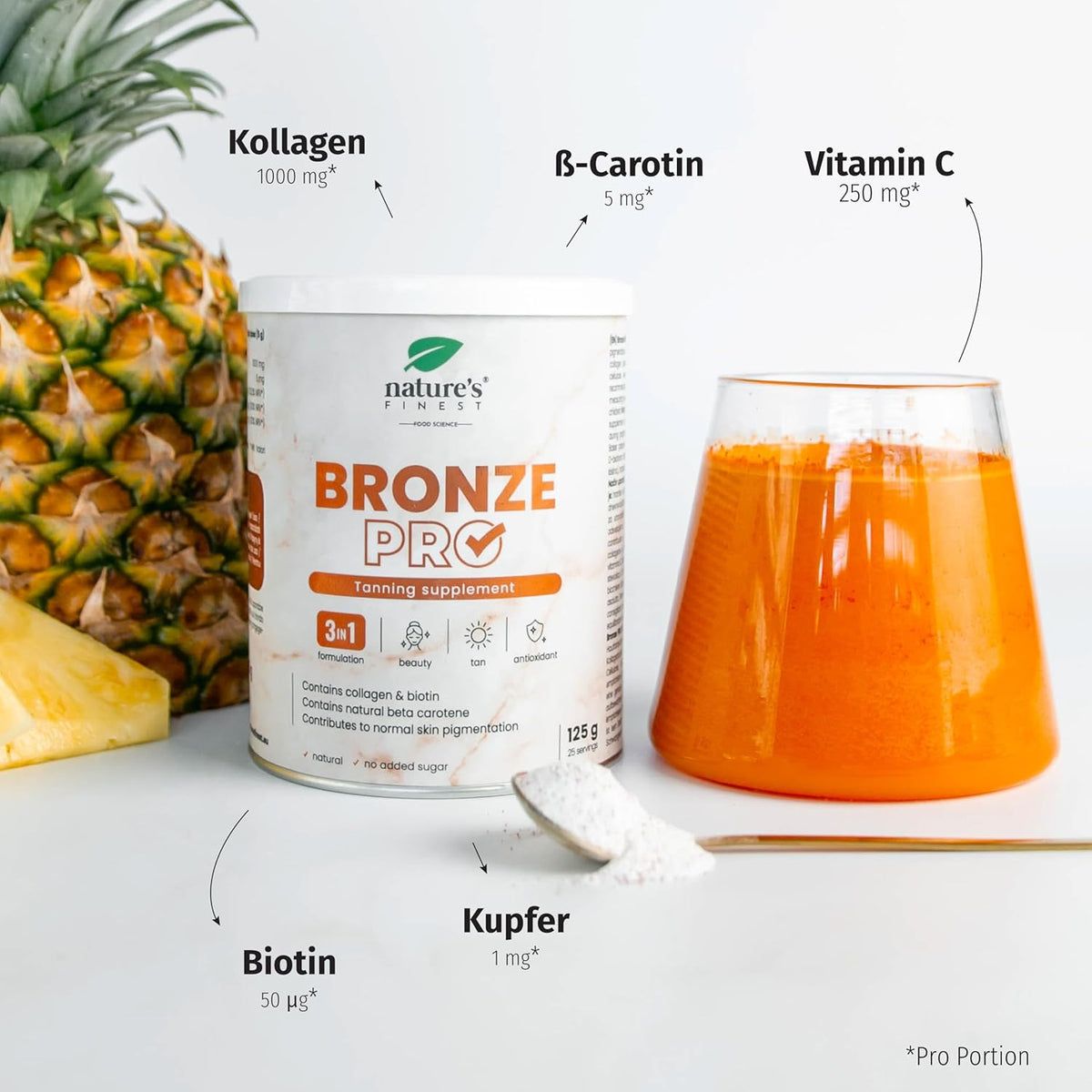 Bronze PRO Dose, Ananas, Glas mit Flüssigkeit, Löffel mit Pulver. Text: Kollagen, Beta-Carotin, Vitamin C, Biotin, Kupfer.