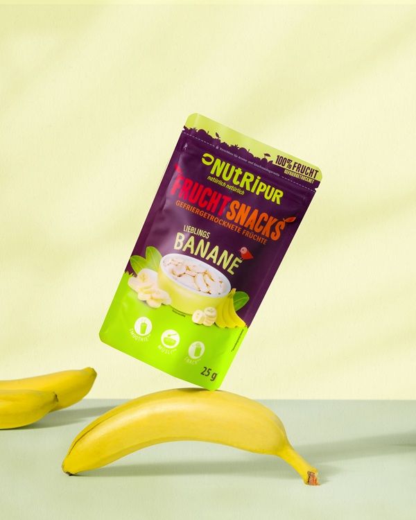 Packung NutriPur Frucht Snacks, Banane. Gefriergetrocknete Früchte. 25g. Eine Banane liegt im Vordergrund.