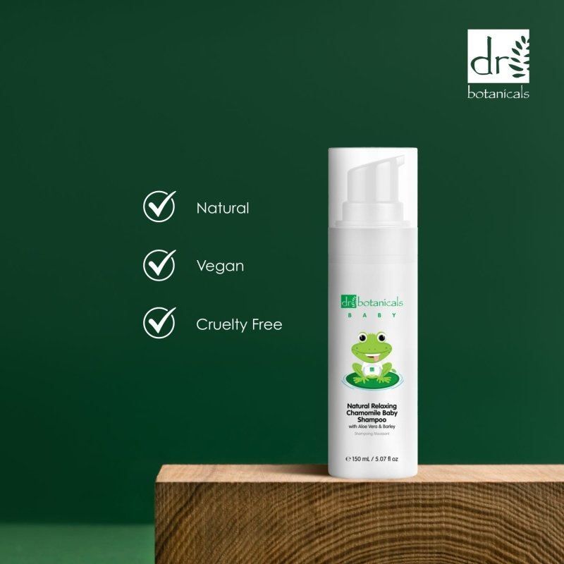 Dr. Botanicals Baby Kamillen-Babyshampoo Flasche mit Siegeln für natürlich, vegan und tierversuchsfrei.