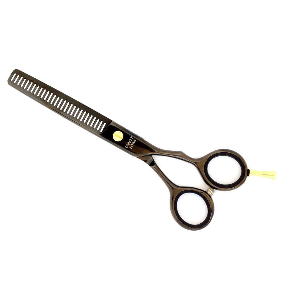 Effilierschere, geöffnet. Schwarzer Griff, goldfarbene Schraube. Aufschrift: COBALT JAPAN. Gezahnte Klingen.