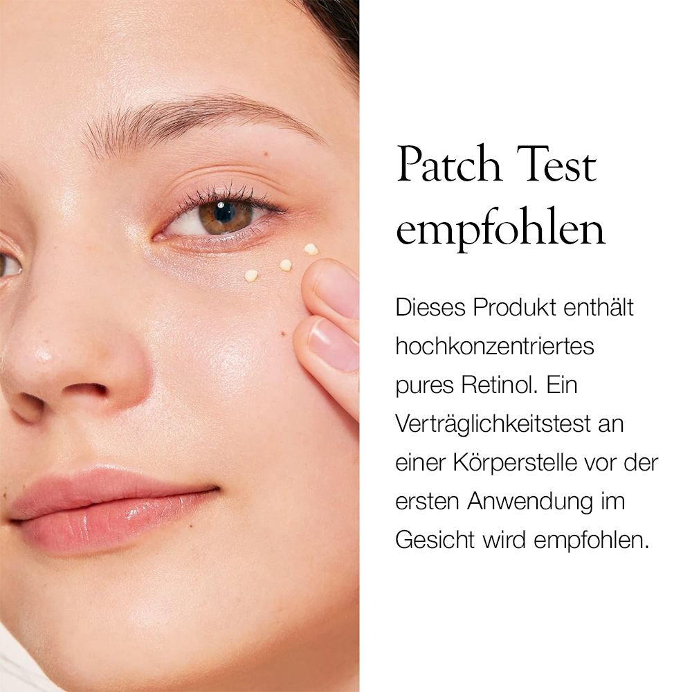 Frau mit aufgetragener Retinol-Creme um die Augenpartie. Patch-Test empfohlen.