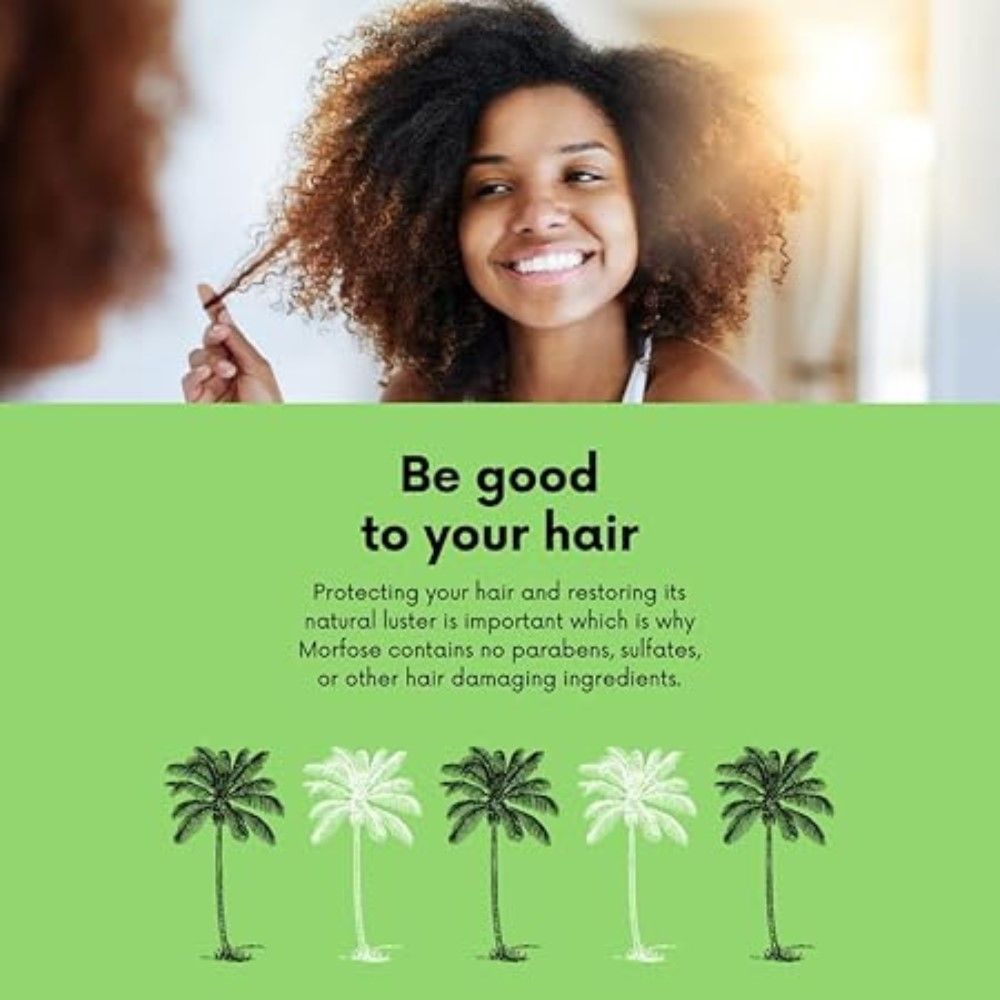 Frau betrachtet sich im Spiegel. Text: Sei gut zu deinem Haar. Ossion Amino Keratin Shampoo. Enthält keine Parabene, Sulfate oder schädliche Inhaltsstoffe.