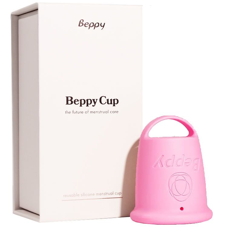 Beppy Cup, pink, aus Silikon, mit Griff und Logo. Verpackung daneben.