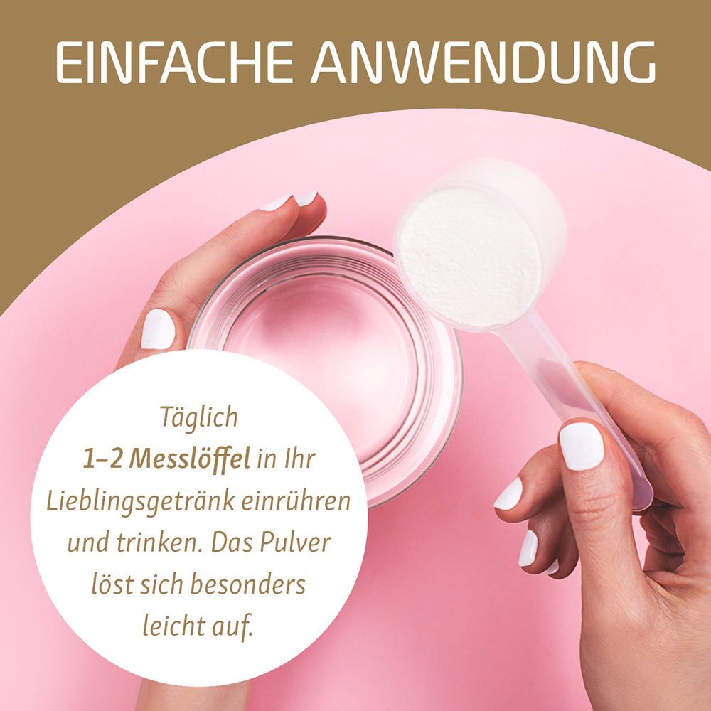 Hand hält Messlöffel mit Kollagenpulver über einem Glas. Einfache Anwendung.