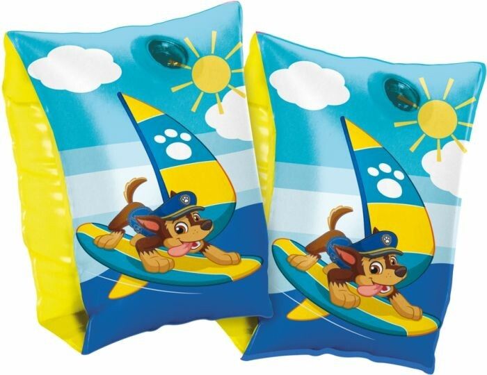 Zwei gelb-blaue Schwimmflügel mit Paw Patrol-Motiv. Aufblasbare Armbänder mit Chase-Figur auf Surfbrett. Sonnen- und Wolken-Design.