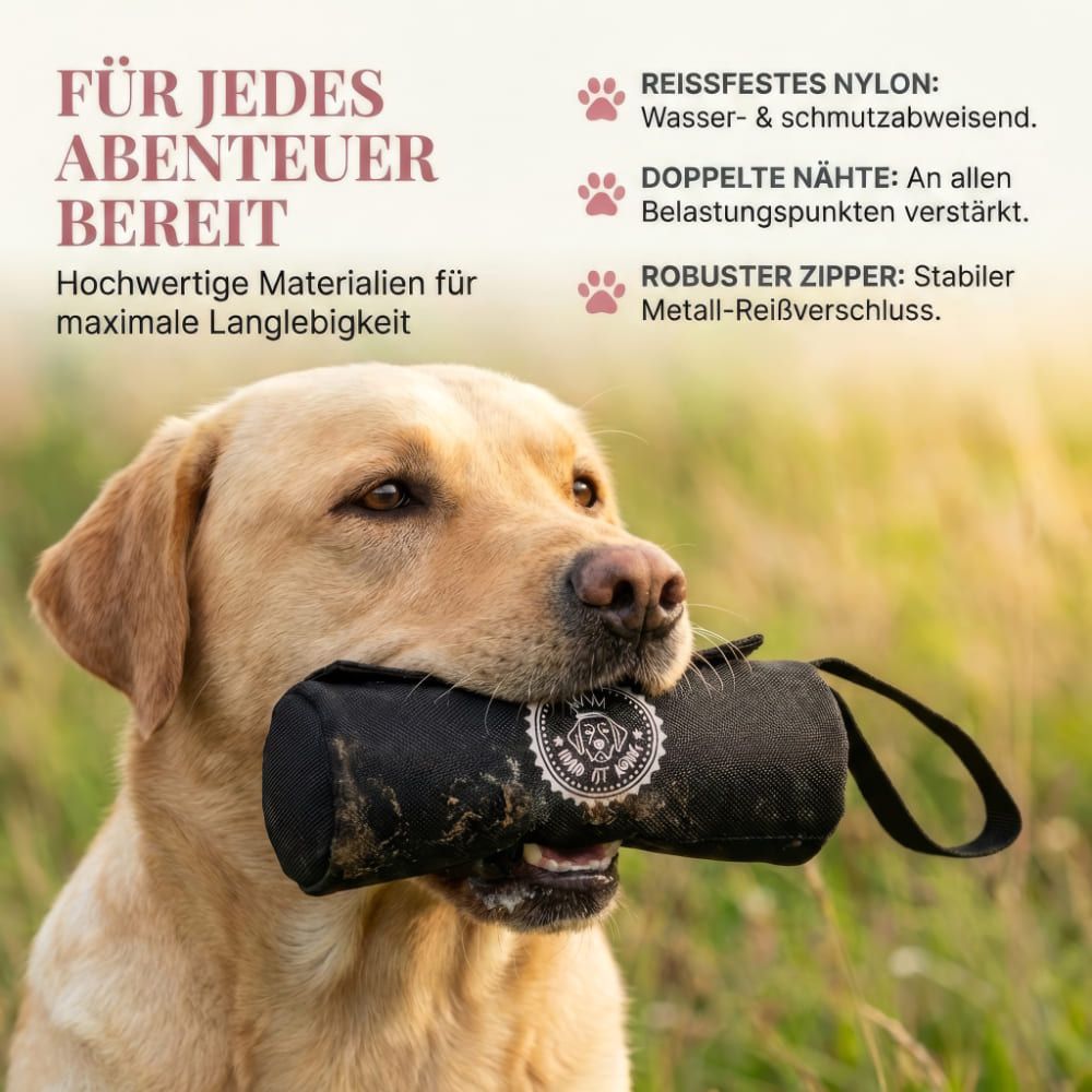 Gelber Labrador mit schwarzem Futterdummy im Maul. Text: FÜR JEDES ABENTEUER BEREIT. Reißfestes Nylon, robuste Nähte, robuster Reißverschluss.