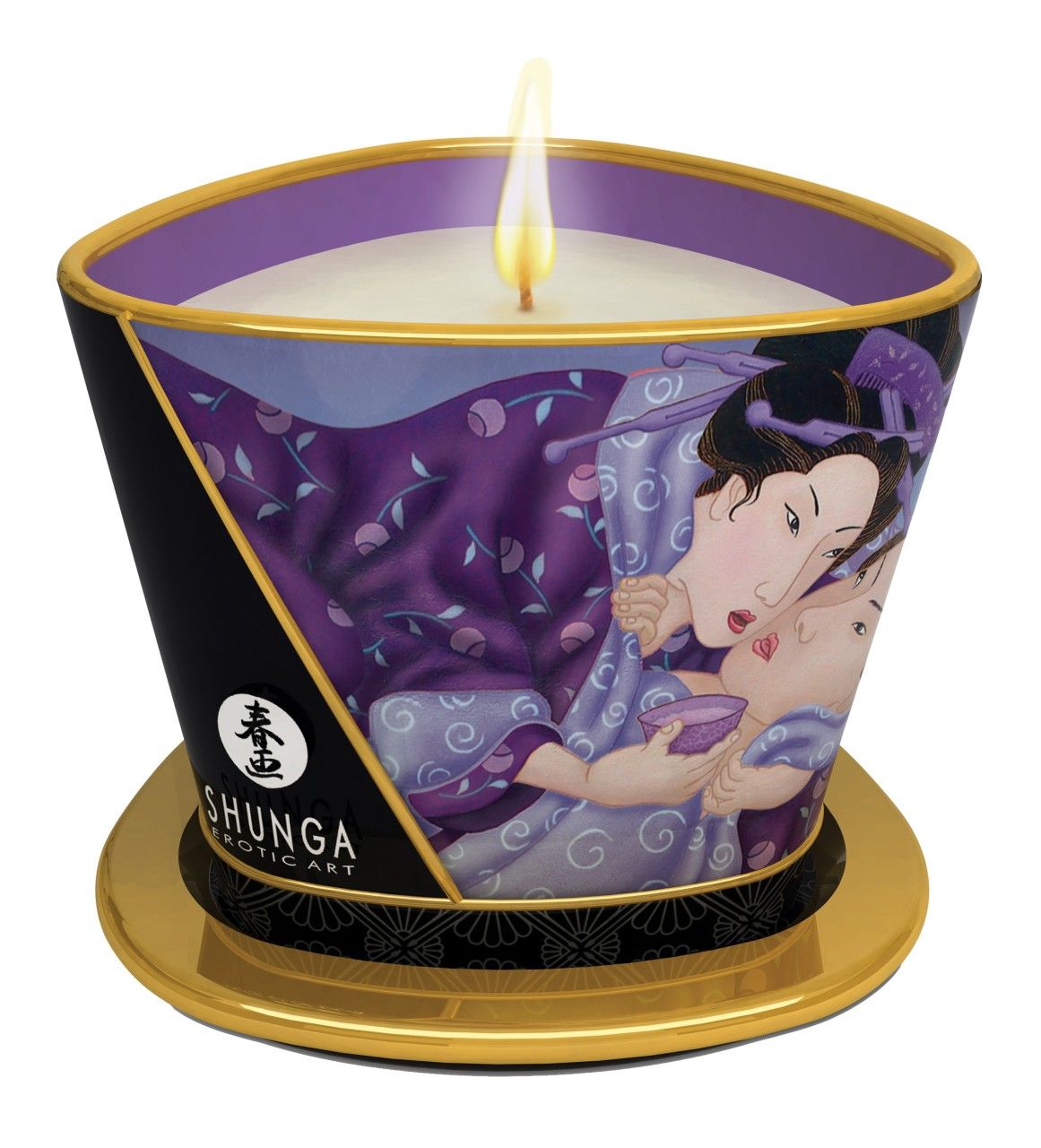 Shunga Massagekerze mit erotischer Kunst, brennend auf einem goldenen Untersetzer.
