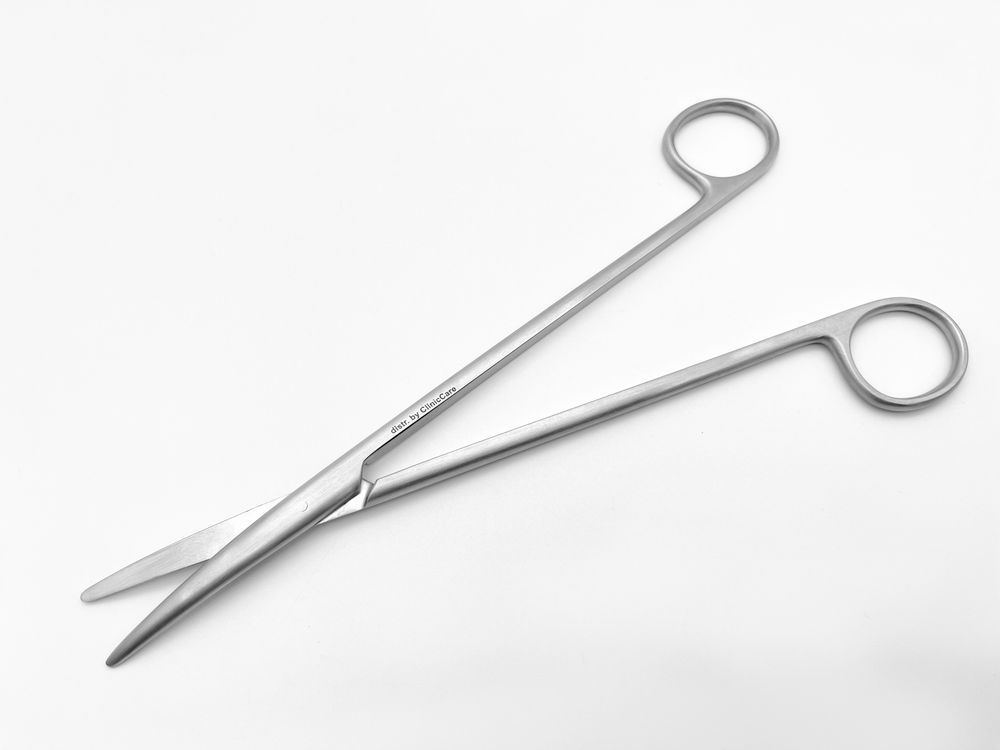 Gebogene chirurgische Schere, geöffnet. Metall, Ringgriffe, lange Schneiden. Aufschrift.