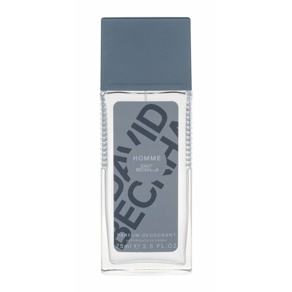 Deodorant-Spray von David Beckham Homme. Rechteckige Flasche mit grauem Deckel und Etikett. Text: HOMME, DAVID BECKHAM, Parfum Deodorant.